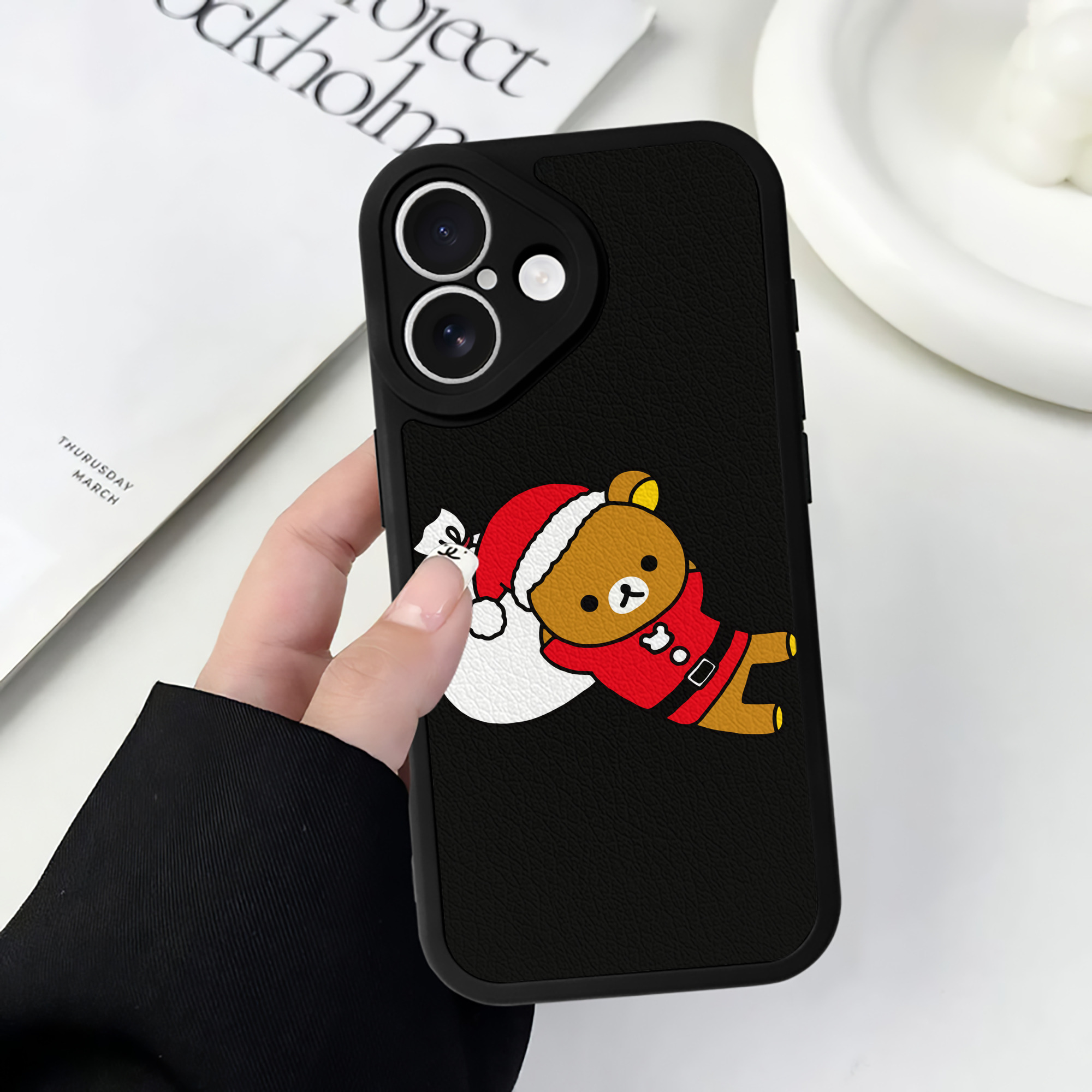 （画像用） リラックマ リラックマ キイロイトリ Rilakkuma Korilakkuma Kiiroitori 【iPhone 16シリーズ対応】シリコンスマホケース（レザー調） 材質：シリコン